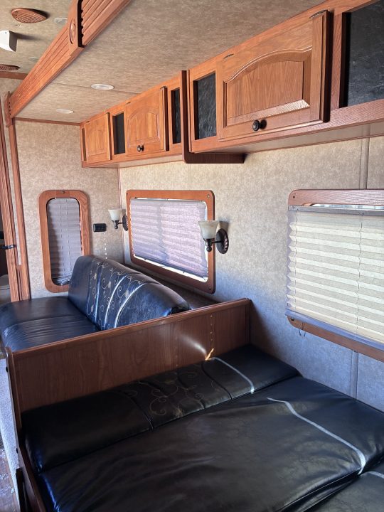 Used 2009 Lakota Grande 3H LQ Horse Trailer