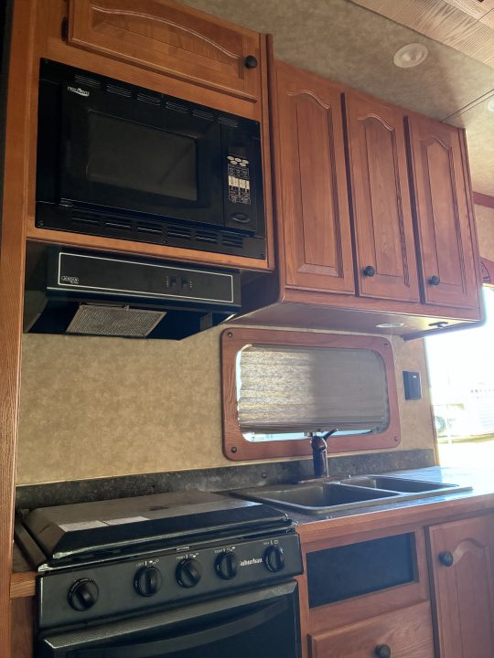 Used 2009 Lakota Grande 3H LQ Horse Trailer