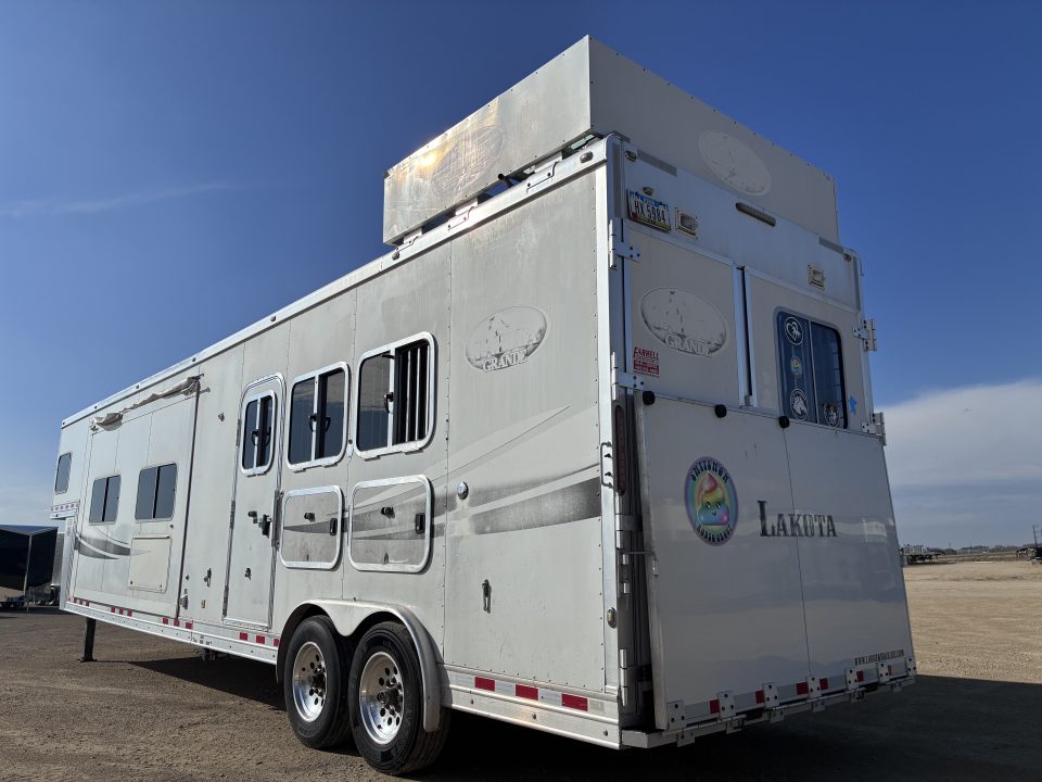 Used 2009 Lakota Grande 3H LQ Horse Trailer