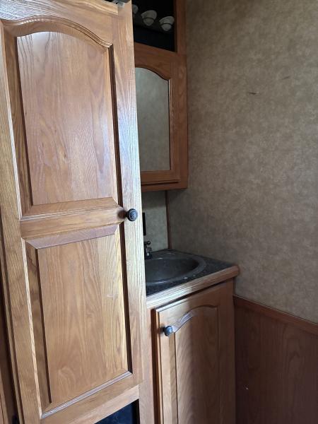 Used 2009 Lakota Grande 3H LQ Horse Trailer