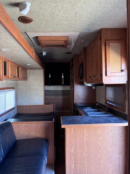 Used 2009 Lakota Grande 3H LQ Horse Trailer