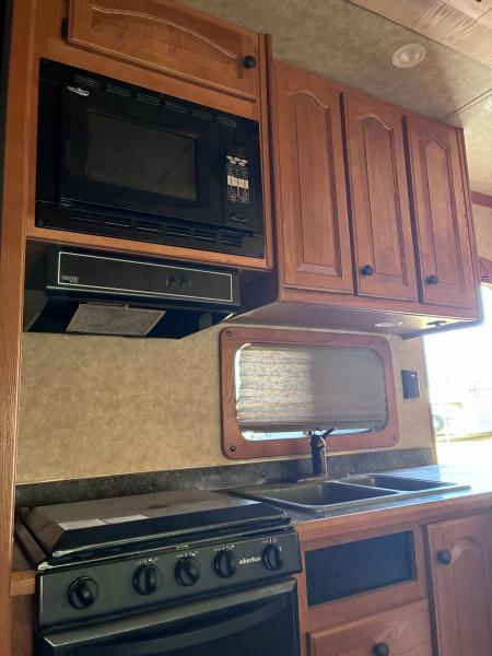 Used 2009 Lakota Grande 3H LQ Horse Trailer