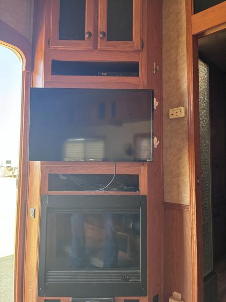 Used 2009 Lakota Grande 3H LQ Horse Trailer