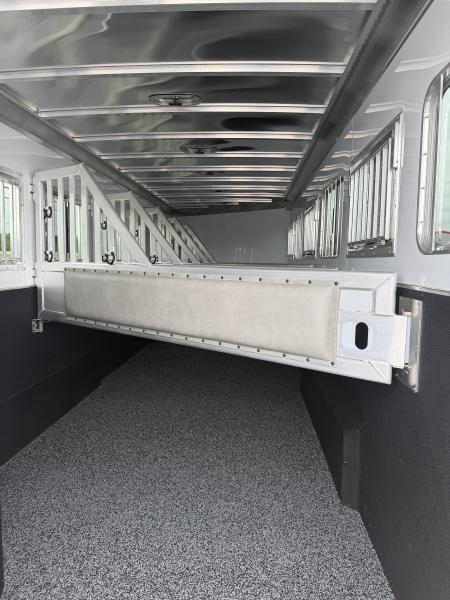 New 2026 Featherlite 6 Horse Gooseneck Horse Trailer