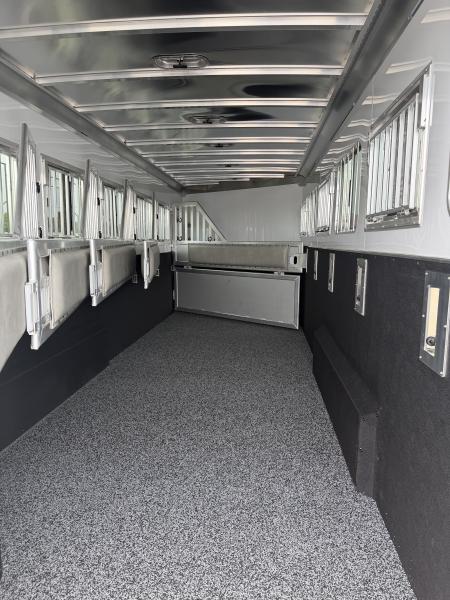 New 2026 Featherlite 6 Horse Gooseneck Horse Trailer