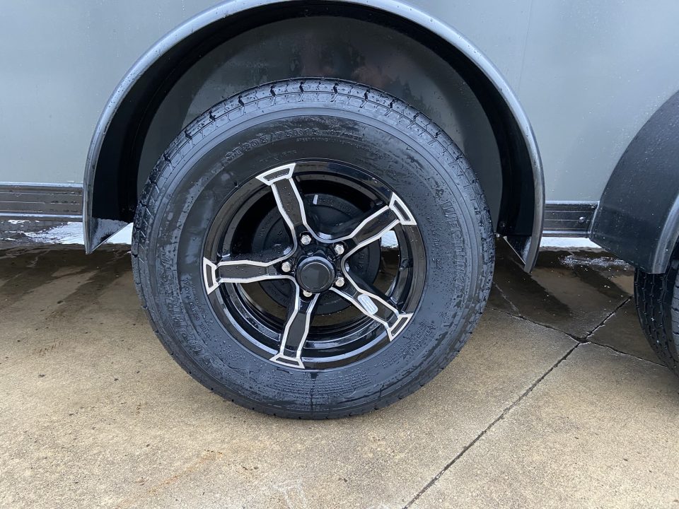 New United UJ-7X16 Enclosed Trailer