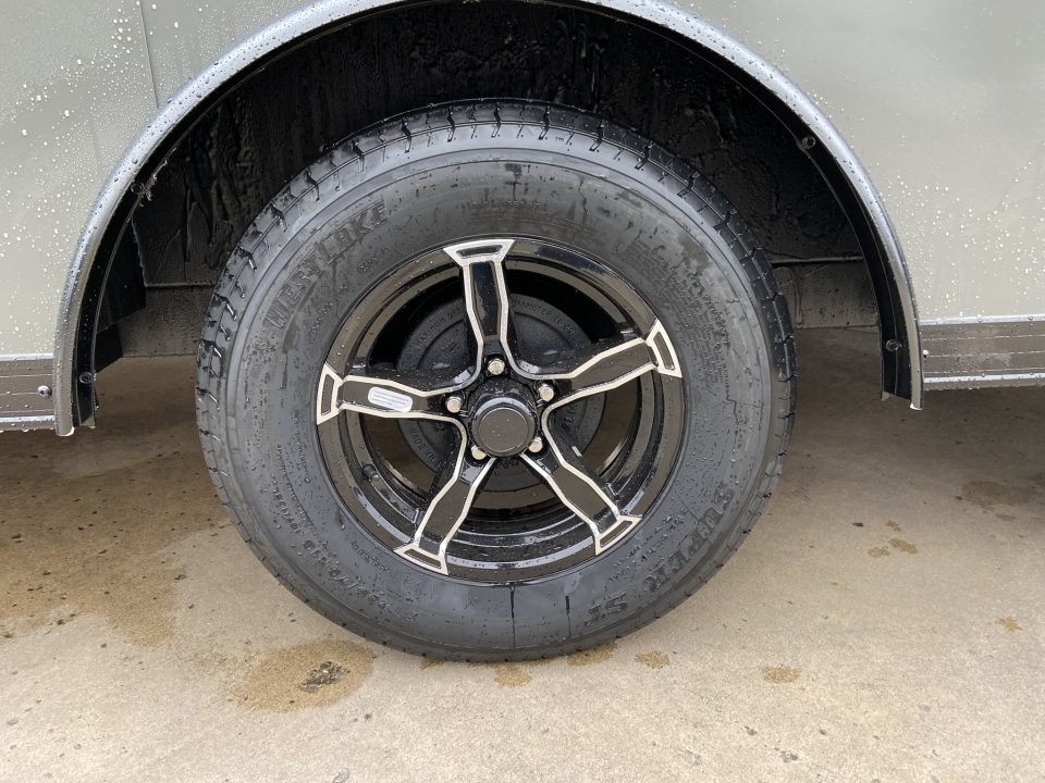 New United UJ-8.5X18 Enclosed Trailer