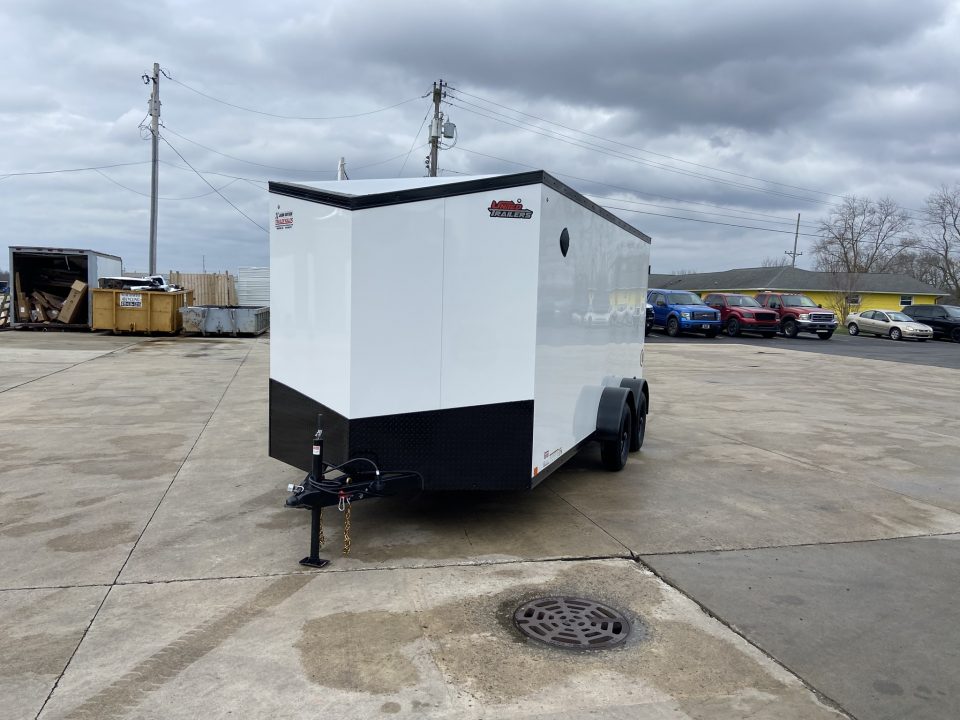 New United UJ-7X16 Enclosed Trailer
