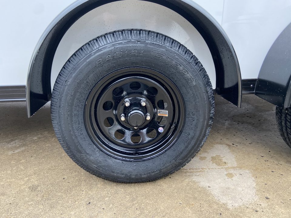 New United UJ-7X16 Enclosed Trailer