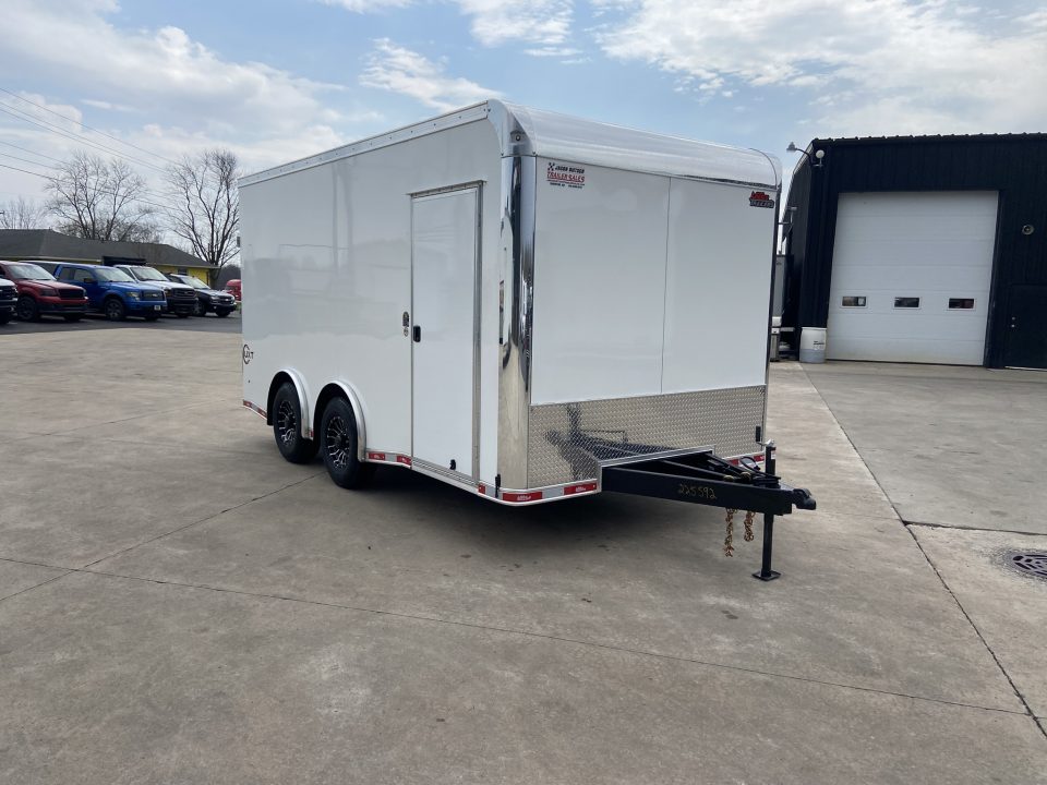 New United UXT-8.516 Enclosed Trailer