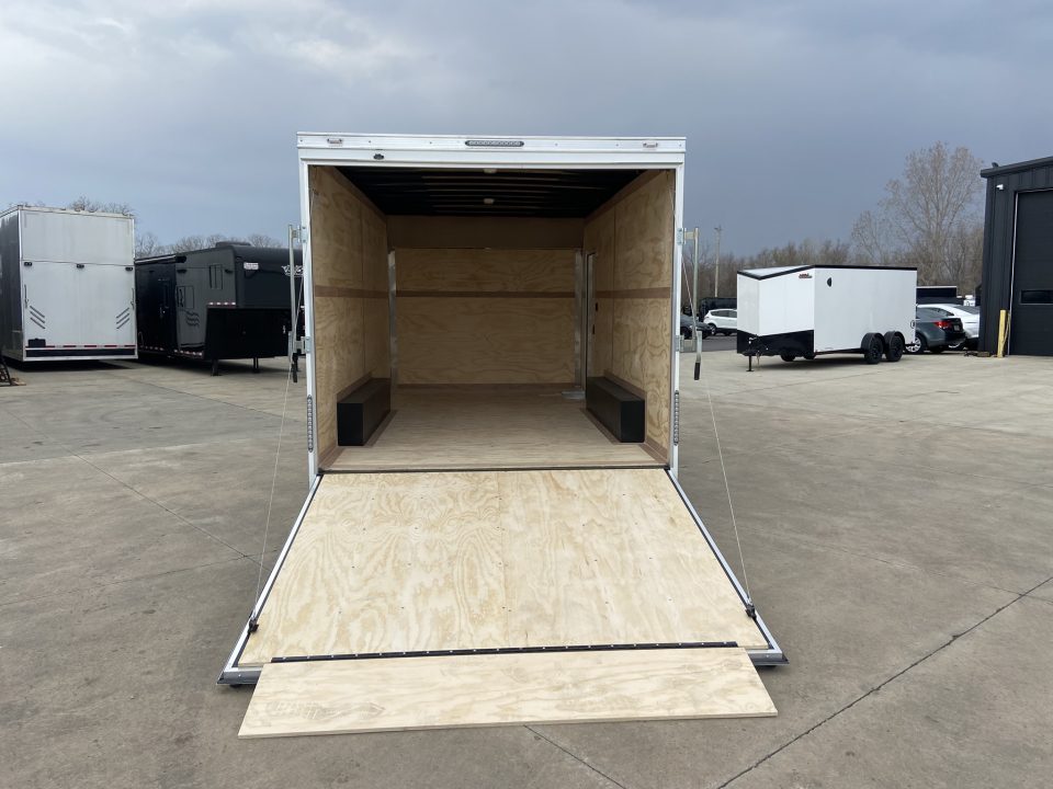 New United UXT-8.516 Enclosed Trailer