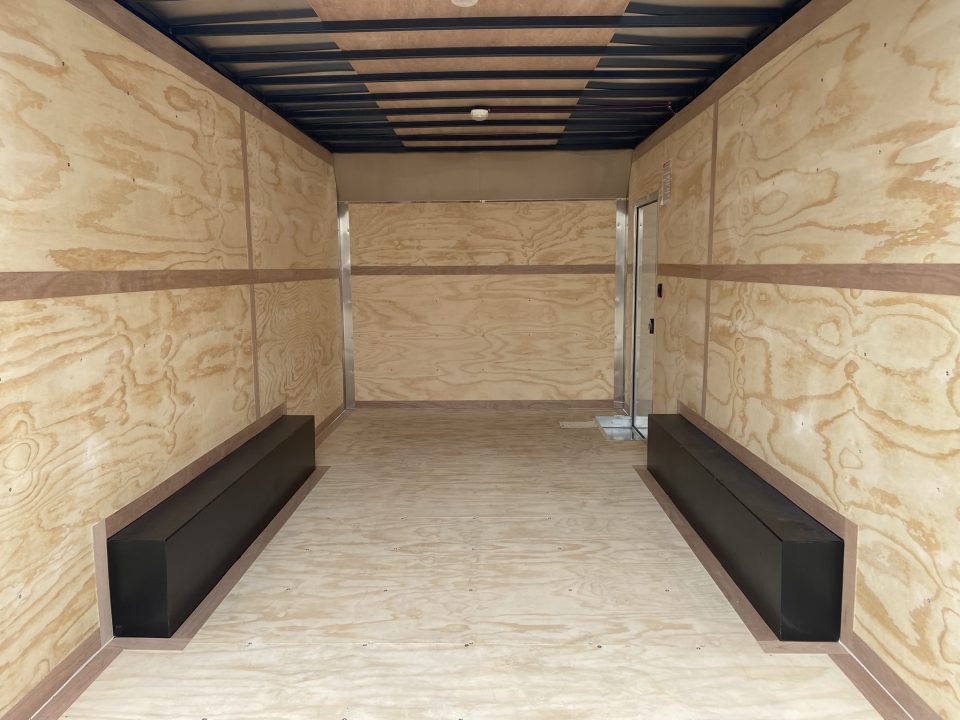 New United UXT-8.516 Enclosed Trailer