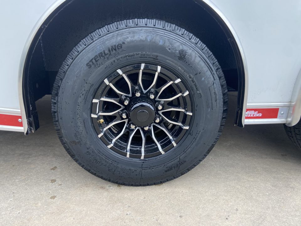 New United UXT-8.516 Enclosed Trailer