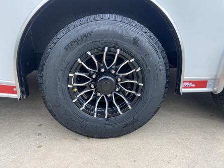 New United UXT-8.516 Enclosed Trailer