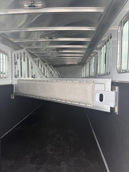 New 2026 Featherlite 6 Horse Gooseneck Horse Trailer