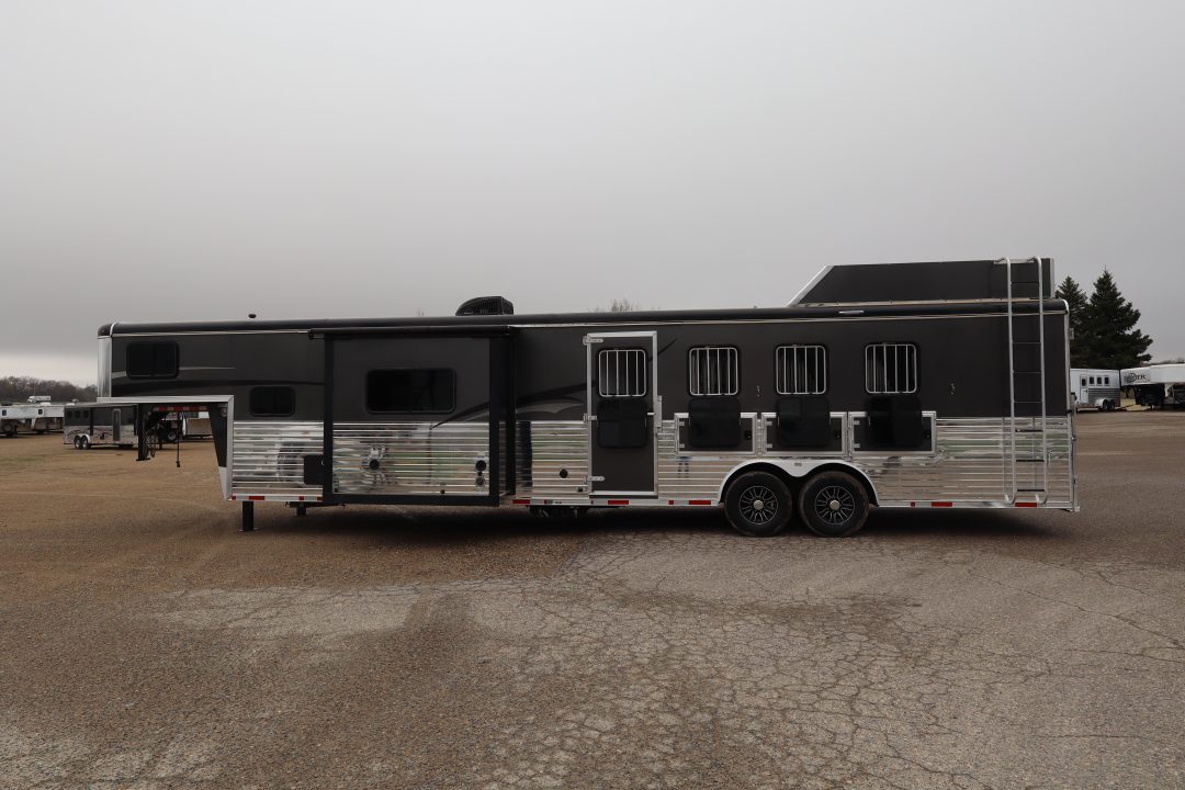 Used 2016 Bison Trailers 4 Horse LQ Trailer