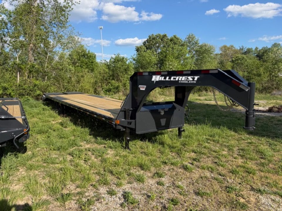 New HillCrest Gooseneck 30+5 17.6 W/ Max Ramps