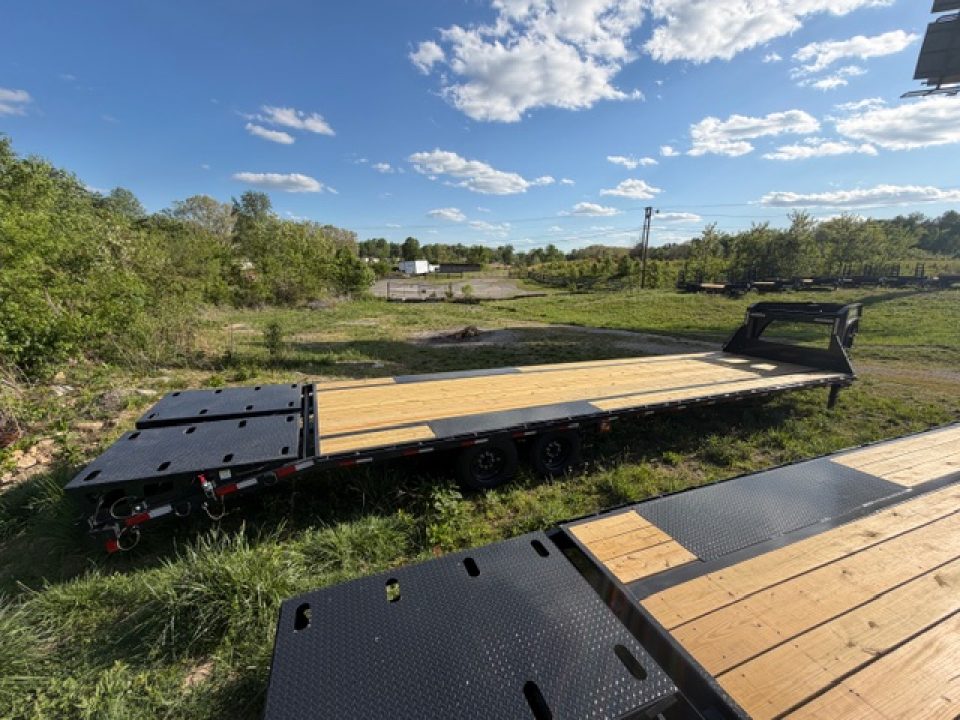 New HillCrest Gooseneck 30+5 17.6 W/ Max Ramps