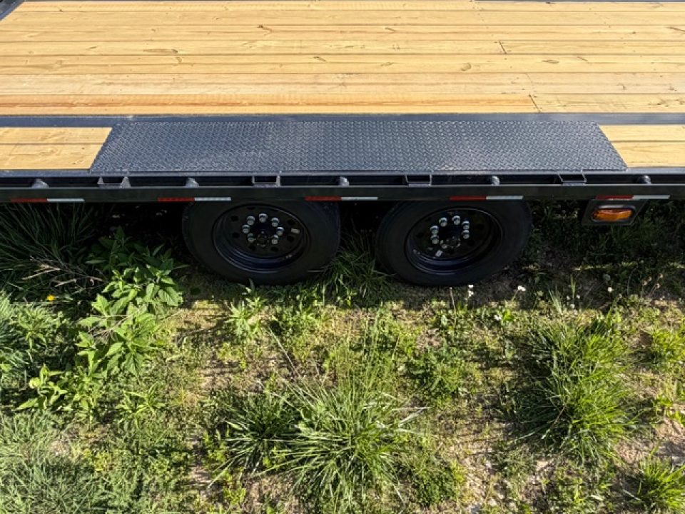 New HillCrest Gooseneck 30+5 17.6 W/ Max Ramps