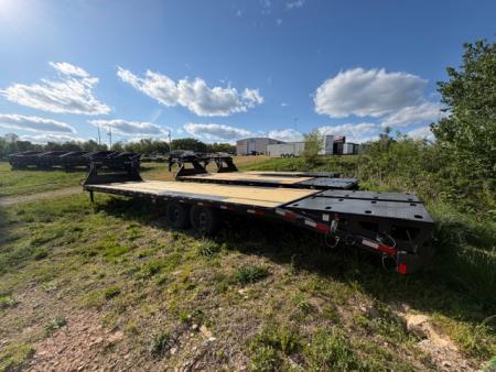 New HillCrest Gooseneck 30+5 17.6 W/ Max Ramps