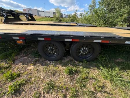 New HillCrest Gooseneck 30+5 17.6 W/ Max Ramps