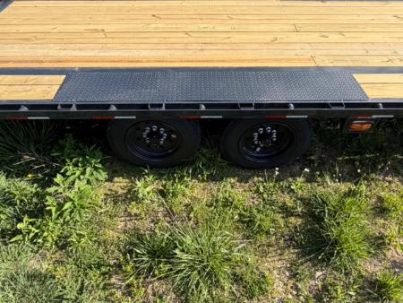 New HillCrest Gooseneck 30+5 17.6 W/ Max Ramps
