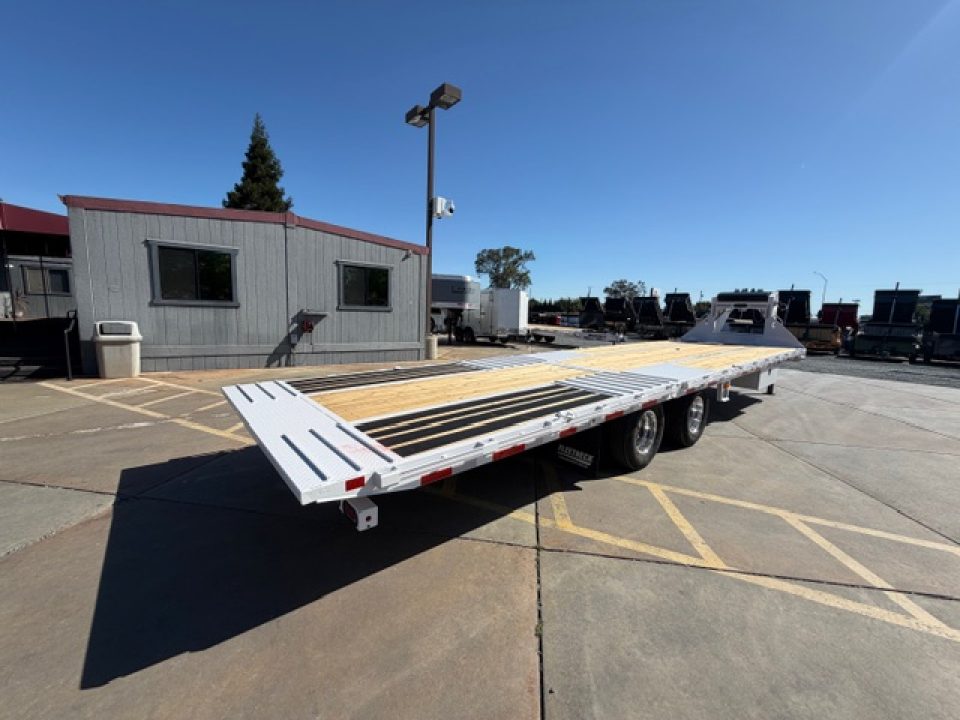New 2026 Diamond C Trailers FMAX212L32X102HDT 8.5FT X 32FT 25.9K GVW Equipment Trailer