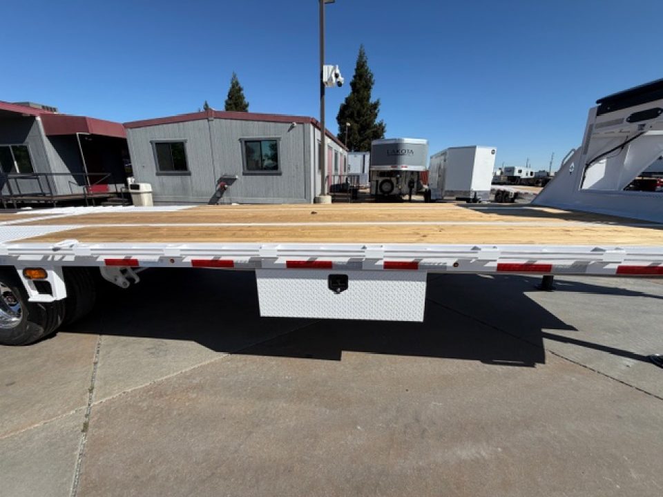 New 2026 Diamond C Trailers FMAX212L32X102HDT 8.5FT X 32FT 25.9K GVW Equipment Trailer