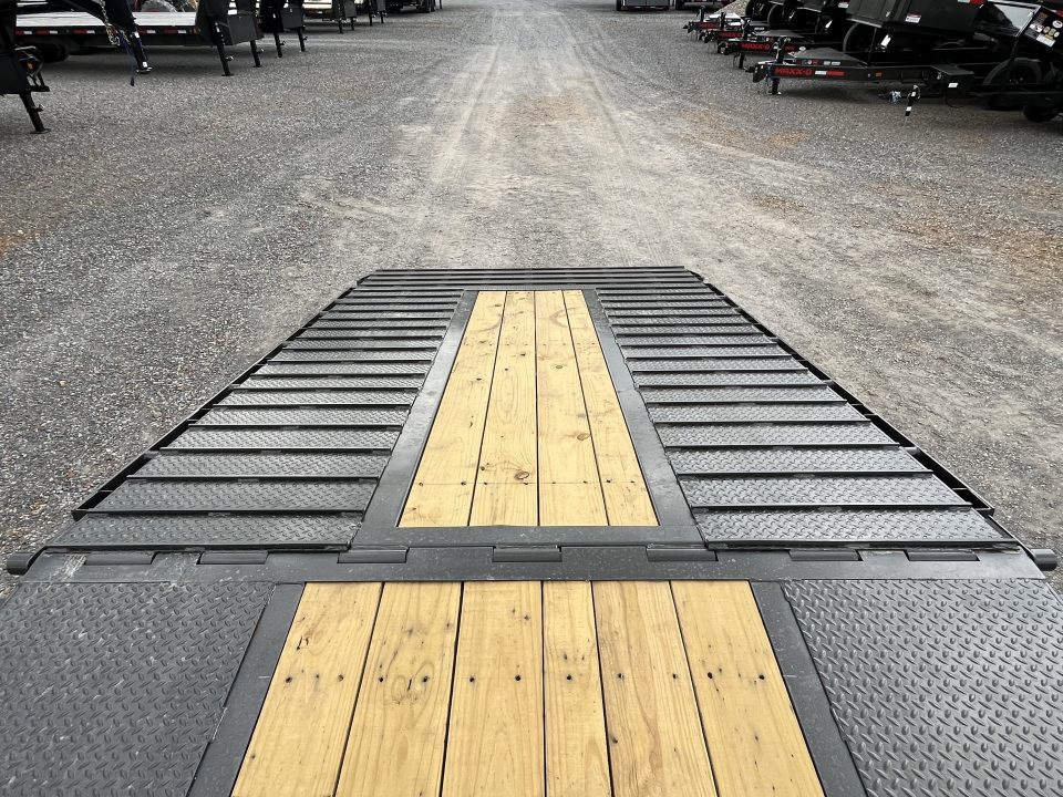 New 2026 MAXXD Hydraulic Dovetail Gooseneck Trailer | 102" x 36' | 40K GVWR