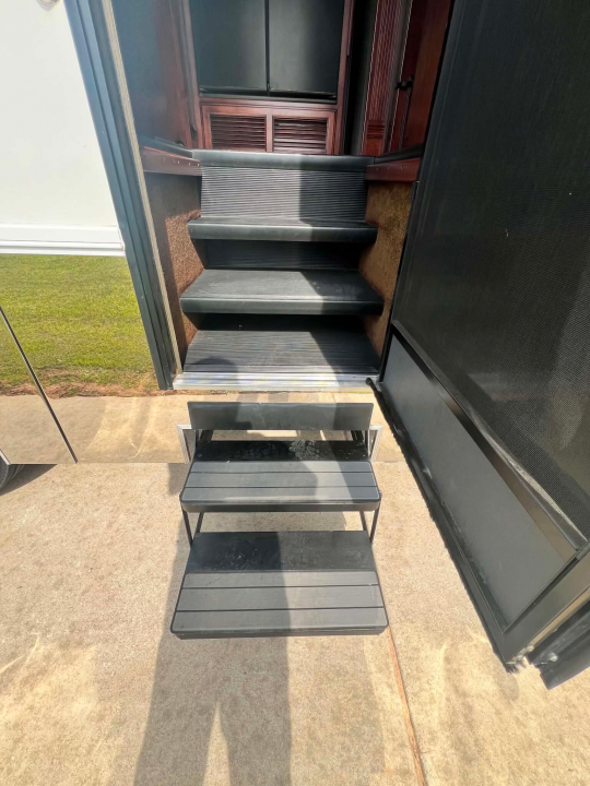 Used 2010 Renegade 45' Motorcoach
