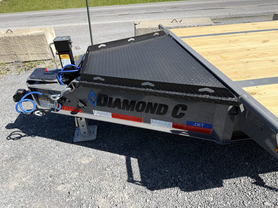 New 2026 Diamond C DET210 POWER DECK OVER TILT 22’ SOLAR CHARGER WIRELESS REMOTE