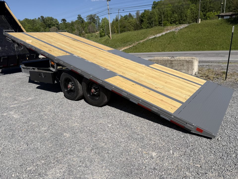 New 2026 Diamond C DET210 POWER DECK OVER TILT 22’ SOLAR CHARGER WIRELESS REMOTE