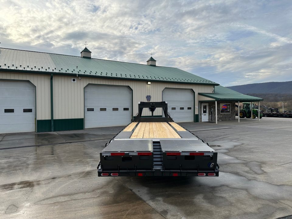 New Diamond C 25' FMAX207 Gooseneck w/Max Ramps