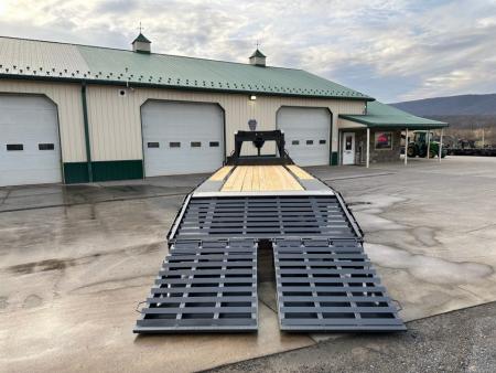 New Diamond C 25' FMAX207 Gooseneck w/Max Ramps