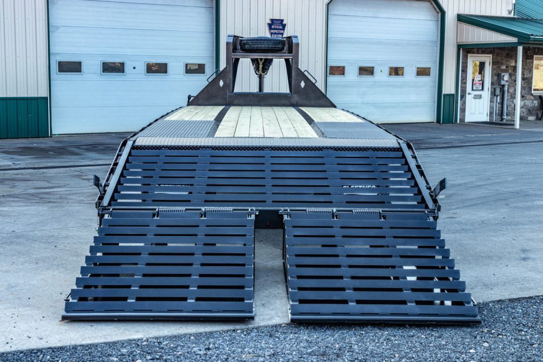 New Diamond C 25' FMAX210 Gooseneck w/Max Ramps