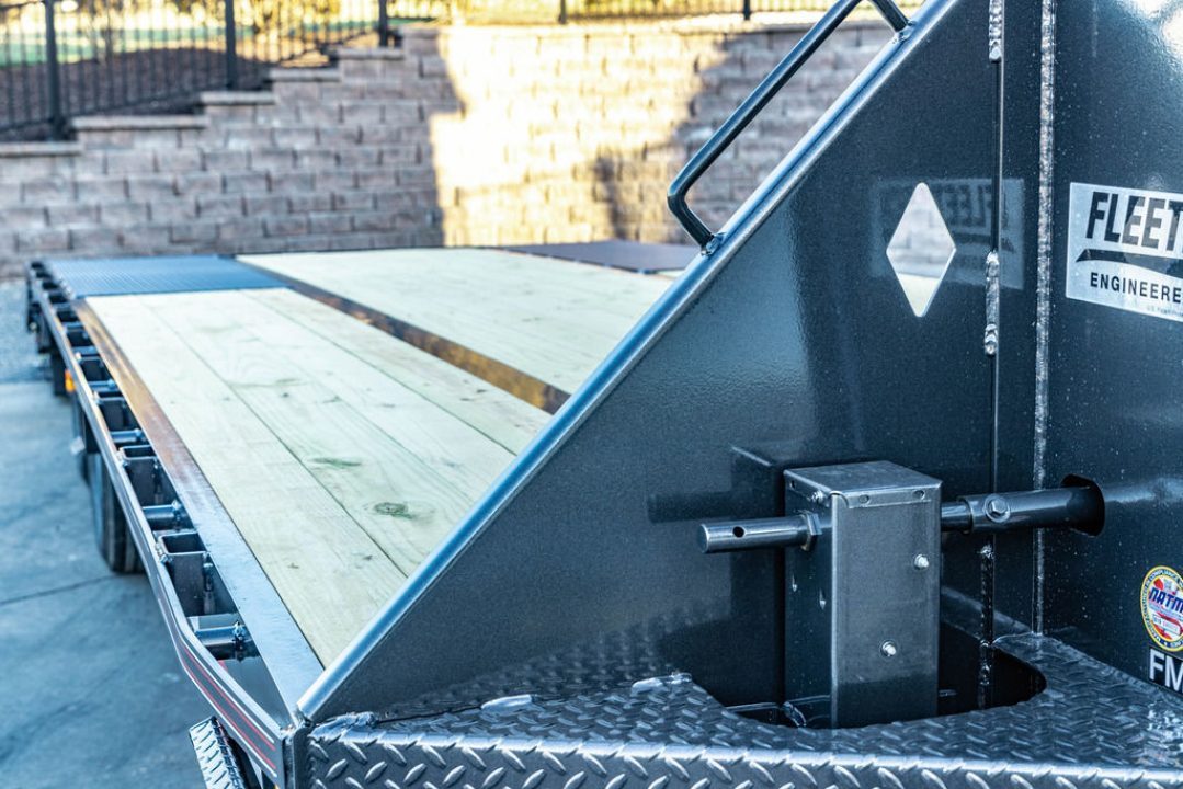 New Diamond C 25' FMAX210 Gooseneck w/Max Ramps