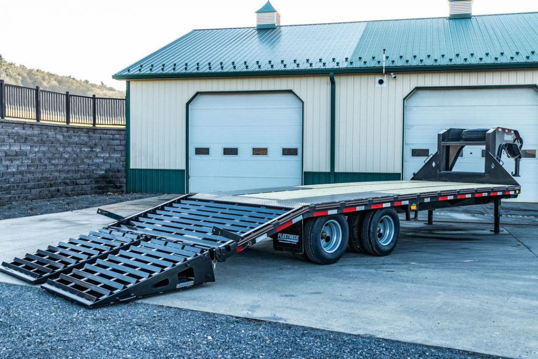 New Diamond C 25' FMAX210 Gooseneck w/Max Ramps