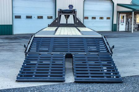 New Diamond C 25' FMAX210 Gooseneck w/Max Ramps