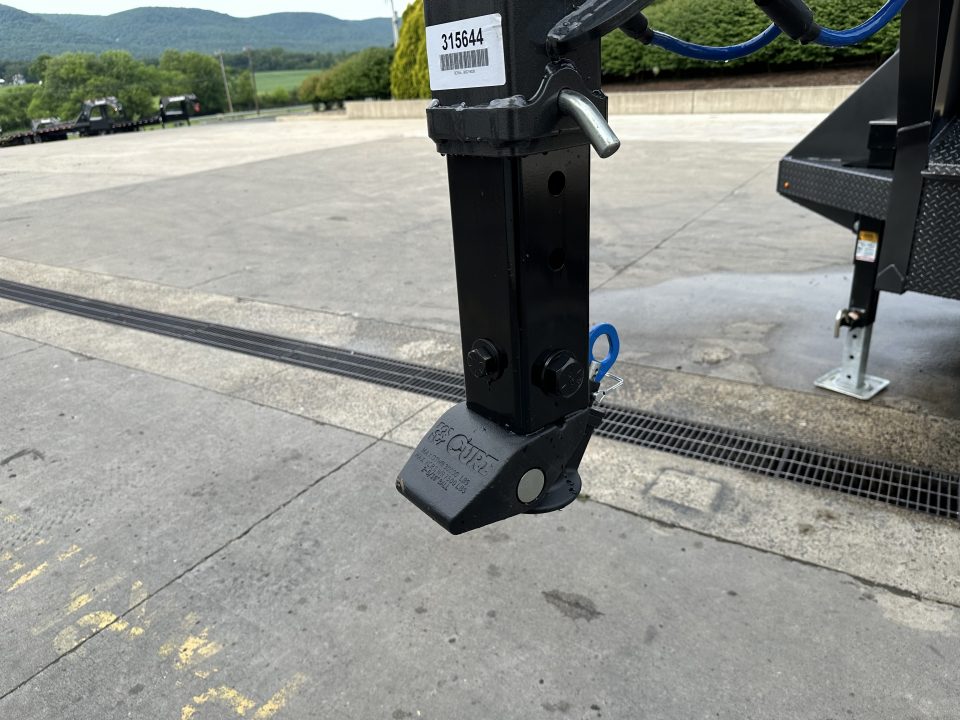 New Diamond C 30' FMAX210 Gooseneck w/Max Ramps