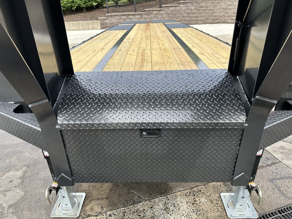 New Diamond C 30' FMAX210 Gooseneck w/Max Ramps