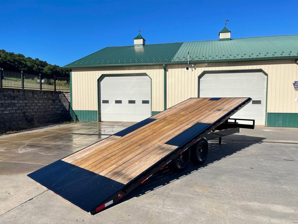 New PJ Trailers 22' Hydraulic Deckover Tilt (T8)