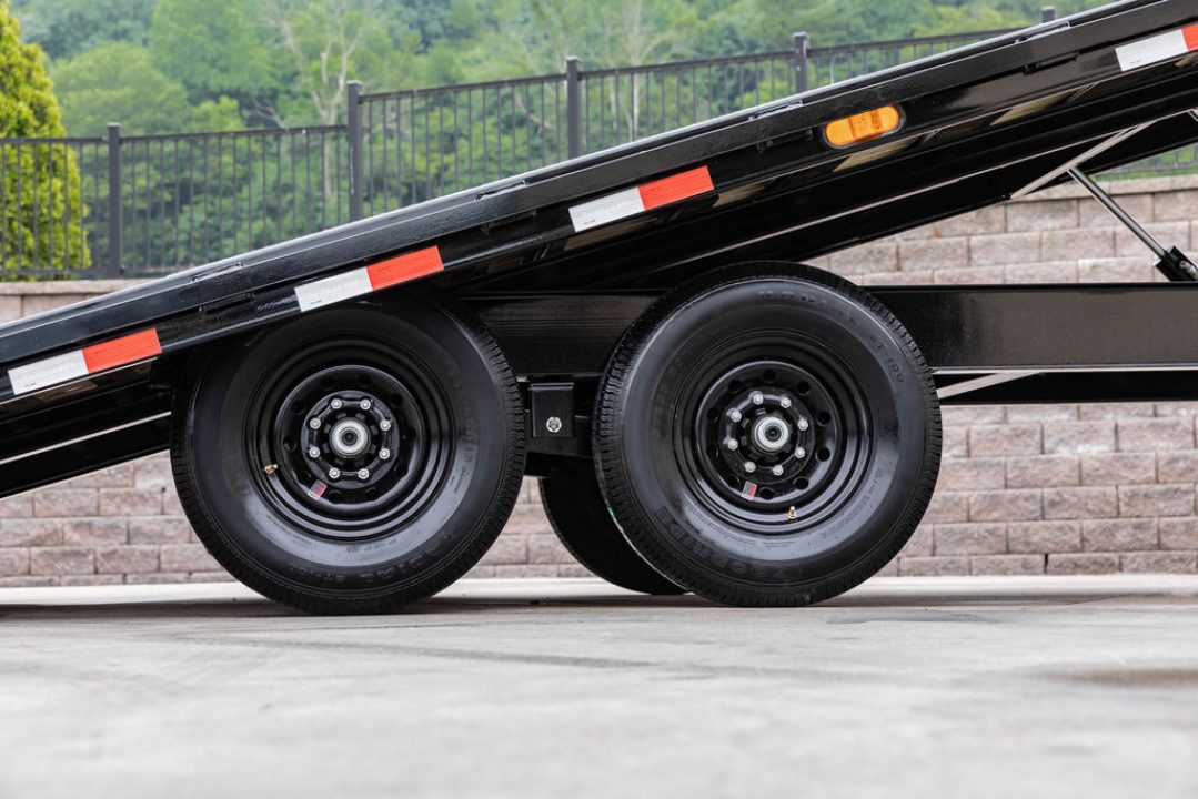 New PJ Trailers 22' Hydraulic Deckover Tilt (T8)