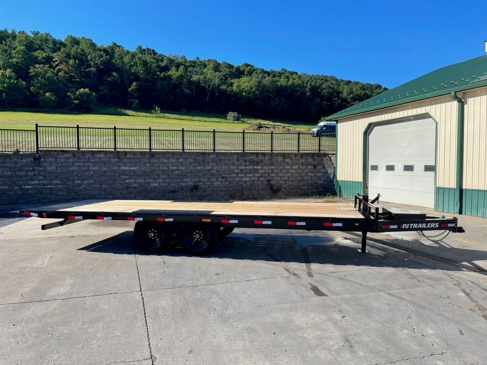 New PJ Trailers 22' Hydraulic Deckover Tilt (T8)