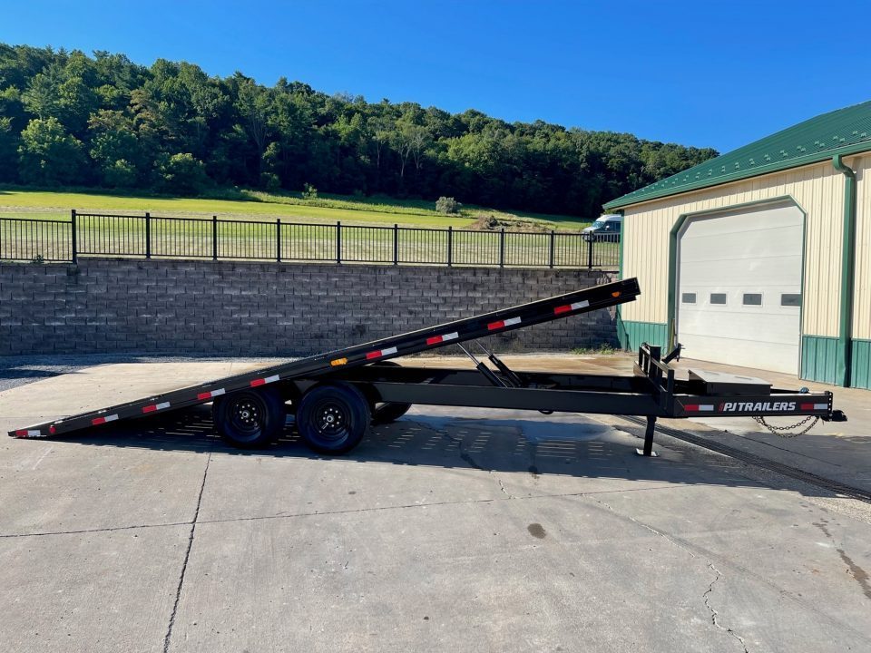 New PJ Trailers 22' Hydraulic Deckover Tilt (T8)