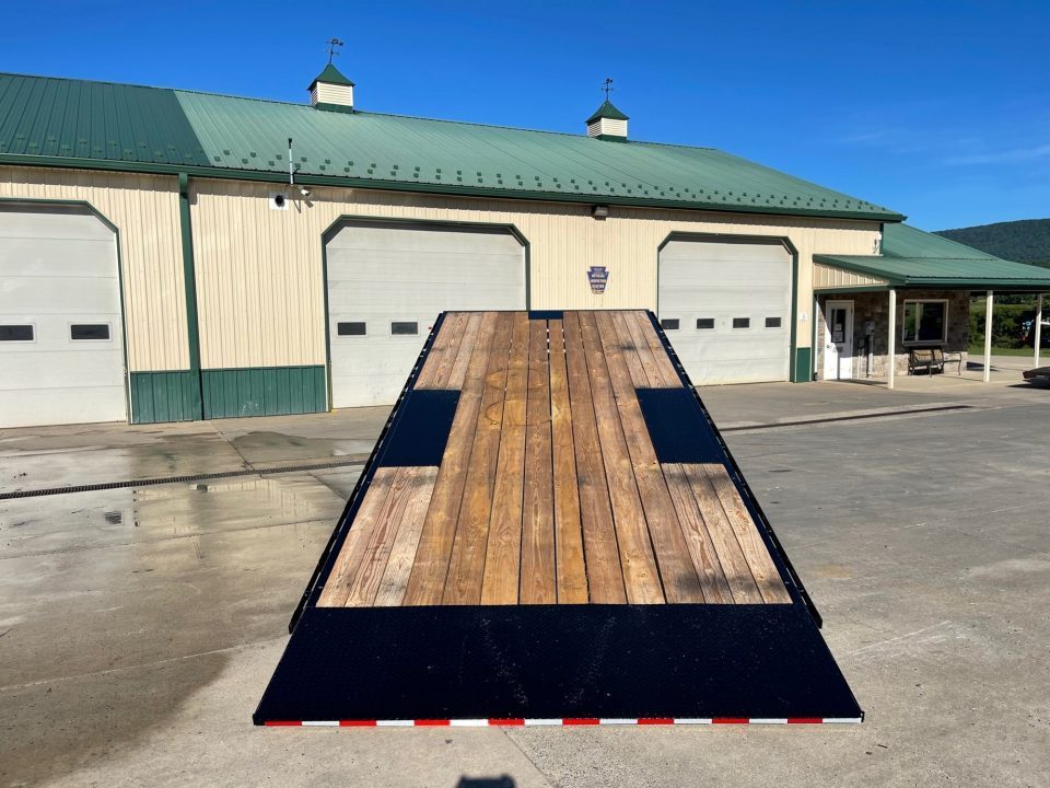 New PJ Trailers 22' Hydraulic Deckover Tilt (T8)