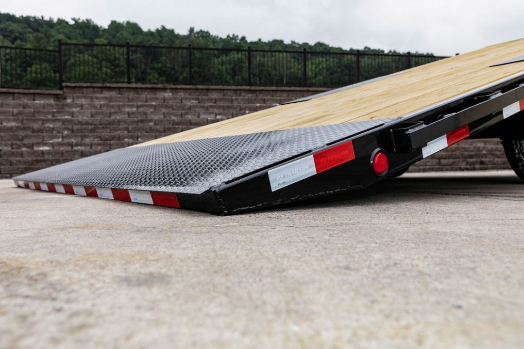 New PJ Trailers 22' Hydraulic Deckover Tilt (T8)