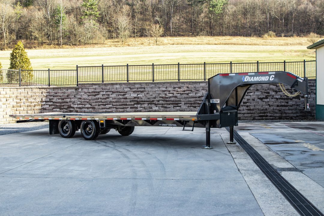 New Diamond C 30' FMAX210SS Gooseneck w/Hydraulic Dovetail