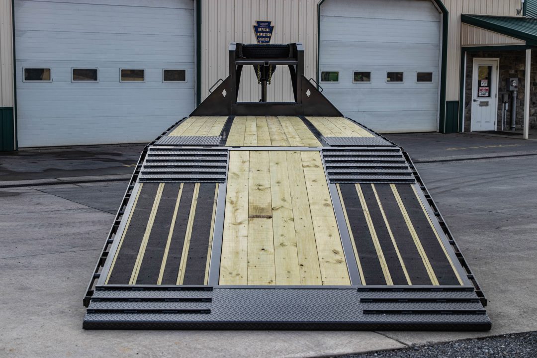 New Diamond C 30' FMAX210SS Gooseneck w/Hydraulic Dovetail