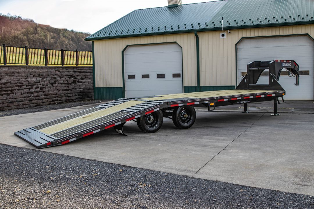 New Diamond C 30' FMAX210SS Gooseneck w/Hydraulic Dovetail