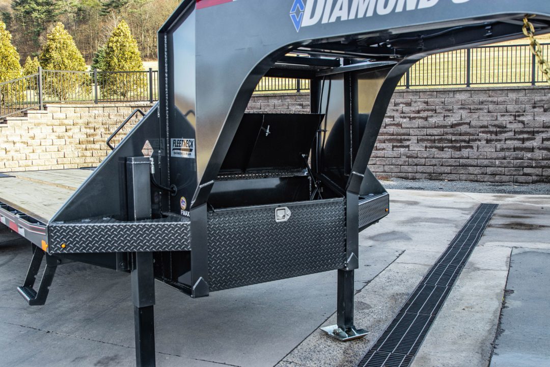 New Diamond C 30' FMAX210SS Gooseneck w/Hydraulic Dovetail